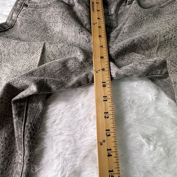 One 5 One Gray Snakeskin Print Slim Leg Jeans - Women's Size 12 - Picture 10 of 13